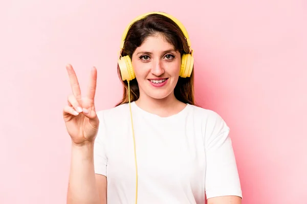 Νεαρή Καυκάσια Γυναίκα Που Ακούει Μουσική Απομονωμένη Ροζ Φόντο Και — Φωτογραφία Αρχείου