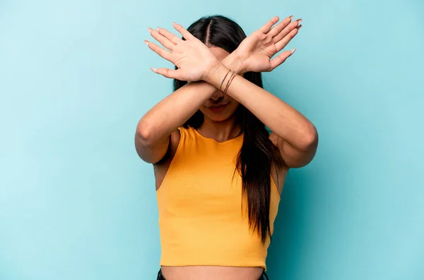 Молодая Латиноамериканка Изолированная Синем Фоне Держащая Две Руки Скрещенными Концепция — стоковое фото