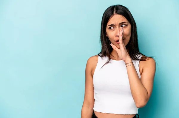 Young Hispanic Woman Isolated Blue Background Saying Secret Hot Braking — Stock Photo, Image