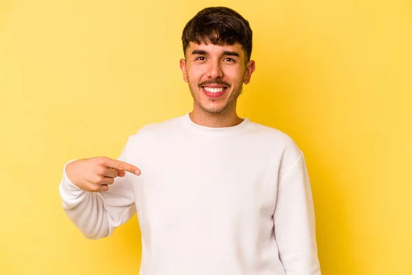 Mladý Běloch Izolovaný Žlutém Pozadí Osoba Ukazuje Ručně Košili Kopírovací — Stock fotografie