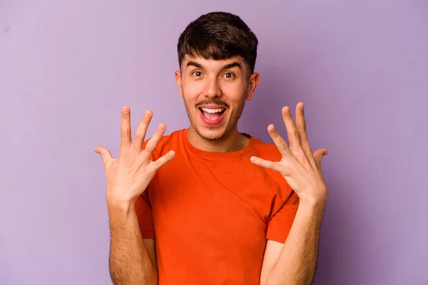 Jeune Homme Caucasien Isolé Sur Fond Violet Montrant Numéro Dix — Photo