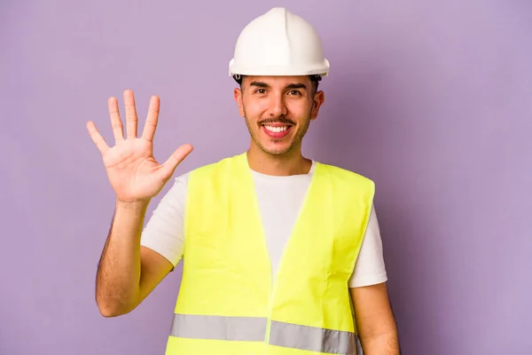 Young Hispanic Worker Man Isolated Purple Background Smiling Cheerful Showing — Stock Photo, Image