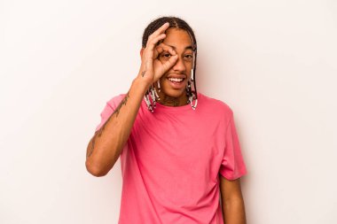 Genç Afro-Amerikalı adam beyaz arka planda izole edilmiş. Heyecanlı..