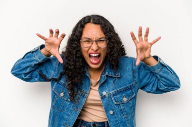 Beyaz arka planda izole edilmiş genç İspanyol kadın pençelerini bir kediyi taklit ederken gösteriyor, agresif bir hareket..