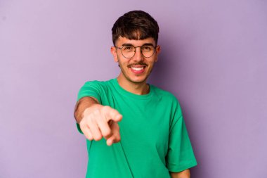 Mor arka planda izole edilmiş genç beyaz adam öne bakan neşeli gülücükler.