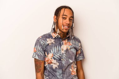 Genç Afro-Amerikalı adam beyaz arka planda izole edilmiş. Kendine güvenen, kalçaları tutan..