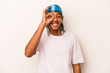 Genç Afro-Amerikalı adam beyaz arka planda izole edilmiş. Heyecanlı..