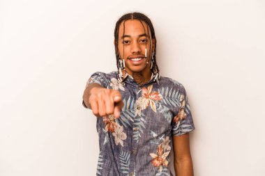 Beyaz arka planda izole edilmiş genç Afro-Amerikalı adam gülümsüyor..