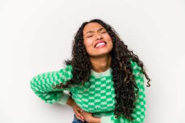 Beyaz arka planda karaciğer ağrısı çeken, karnı ağrıyan genç bir İspanyol kadın..