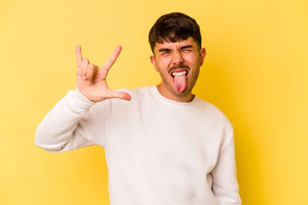 Joven Hombre Caucásico Aislado Sobre Fondo Amarillo Mostrando Gesto Cuernos —  Fotos de Stock