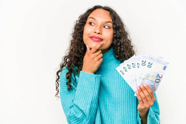 Young Hispanic Woman Holding Banknotes Isolated White Background Relaxed Thinking — Stock Photo, Image