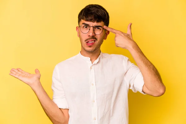 Junger Kaukasischer Mann Auf Gelbem Hintergrund Der Ein Produkt Der — Stockfoto