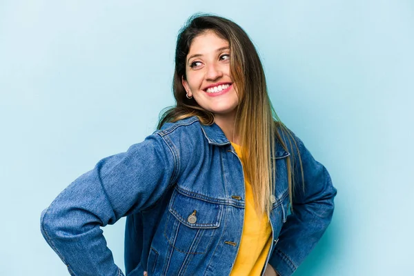 Mulher Caucasiana Jovem Isolado Fundo Azul Confiante Mantendo Mãos Sobre — Fotografia de Stock