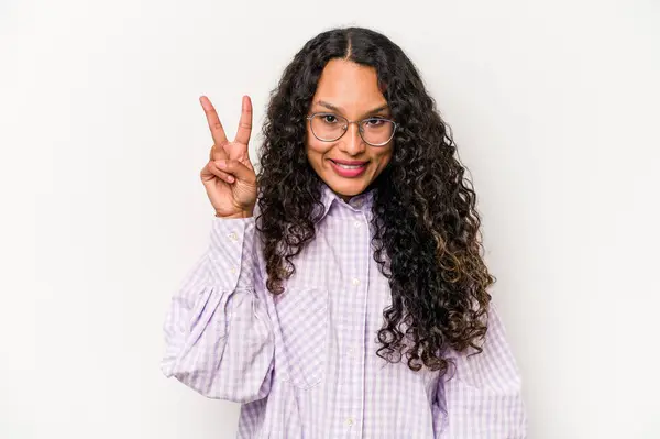 Jonge Latino Vrouw Geïsoleerd Witte Achtergrond Tonen Nummer Twee Met — Stockfoto
