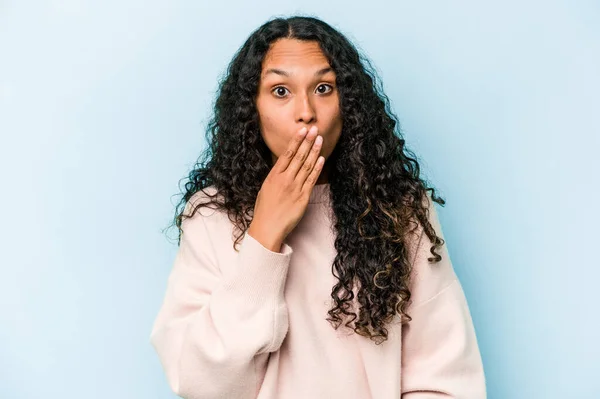 Young Hispanic Woman Isolated Blue Background Shocked Covering Mouth Hands — Stock Photo, Image