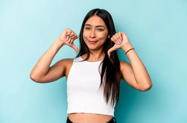 Mujer Hispana Joven Aislada Sobre Fondo Azul Siente Orgullosa Segura — Foto de Stock