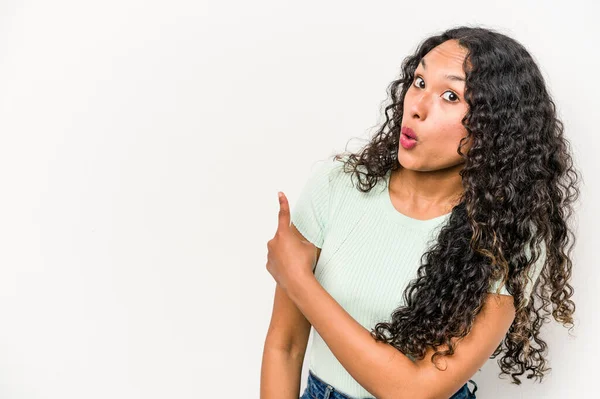 Mujer Hispana Joven Aislada Sobre Fondo Blanco Sonriendo Señalando Lado — Foto de Stock