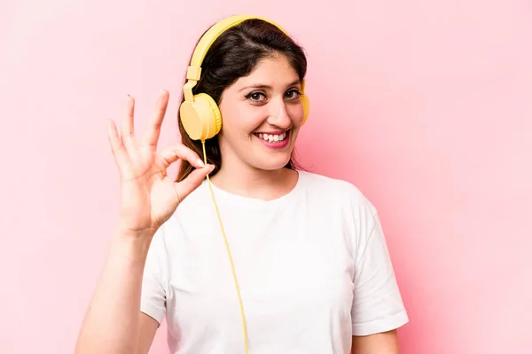 Young Caucasian Woman Listening Music Isolated Pink Background Cheerful Confident — Φωτογραφία Αρχείου