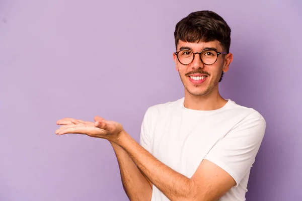 Young Caucasian Man Isolated Purple Background Holding Copy Space Palm — Stock Photo, Image