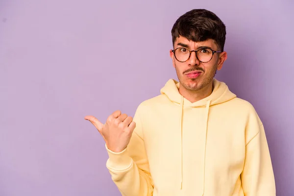 Young Caucasian Man Isolated Purple Background Shocked Pointing Index Fingers — Stock Photo, Image