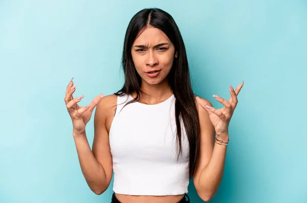 Jonge Latino Vrouw Geïsoleerd Blauwe Achtergrond Schreeuwen Met Woede — Stockfoto