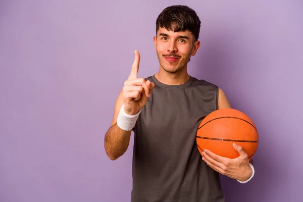 Молодой Латиноамериканец Баскетболист Изолированный Фиолетовом Фоне Показывает Номер Один Пальцем — стоковое фото