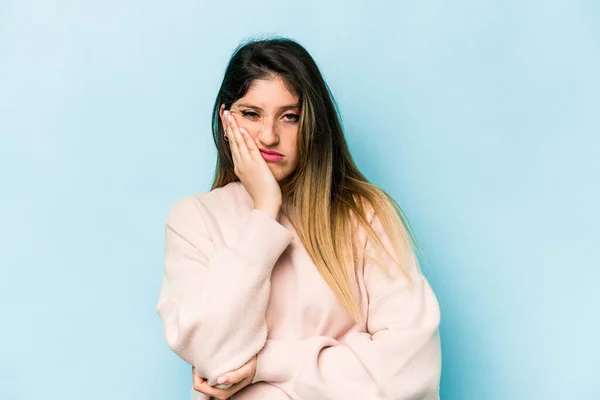 Mulher Caucasiana Jovem Isolado Fundo Azul Que Está Entediado Fatigado — Fotografia de Stock