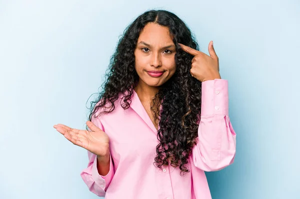 Junge Hispanische Frau Isoliert Auf Blauem Hintergrund Mit Einem Produkt — Stockfoto