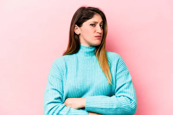 Mulher Caucasiana Jovem Isolado Fundo Rosa Infeliz Olhando Câmera Com — Fotografia de Stock