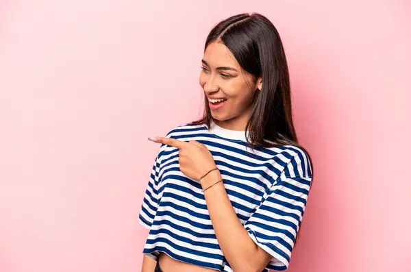 Junge Hispanische Frau Isoliert Auf Rosa Hintergrund Sieht Beiseite Lächelnd — Stockfoto