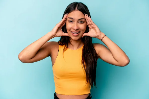 Mujer Hispana Joven Aislada Sobre Fondo Azul Recibiendo Una Grata — Foto de Stock