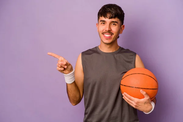 Joven Jugador Baloncesto Hispano Aislado Sobre Fondo Púrpura Sonriendo Señalando — Foto de Stock