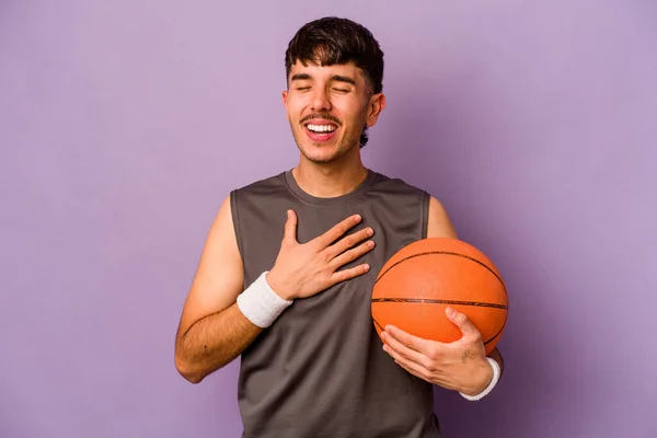 Mladý Hispánský Basketbalista Muž Izolovaný Fialovém Pozadí Hlasitě Směje Držet — Stock fotografie