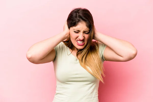 Ung Kaukasisk Kvinna Isolerad Rosa Bakgrund Täcker Öron Med Händer — Stockfoto