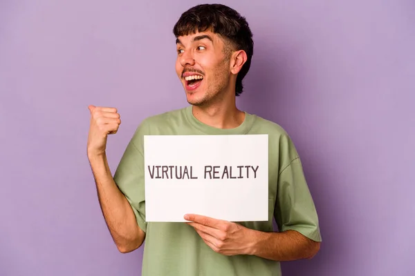 Jovem Hispânico Segurando Cartaz Realidade Virtual Isolado Pontos Fundo Roxo — Fotografia de Stock