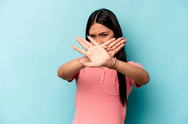 Νεαρή Ισπανίδα Απομονωμένη Μπλε Φόντο Κάνοντας Μια Χειρονομία Άρνησης — Φωτογραφία Αρχείου