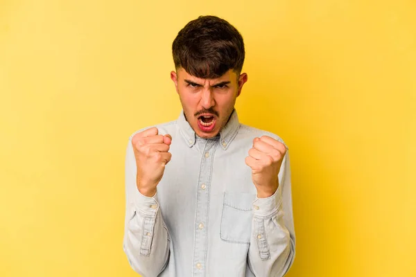 Ung Kaukasisk Man Isolerad Gul Bakgrund Upprörd Skrika Med Spända — Stockfoto