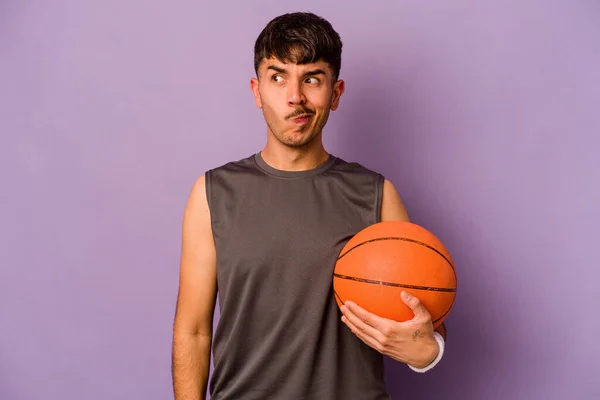 Mladý Hispánský Basketbalista Muž Izolovaný Purpurovém Pozadí Zmatený Nedůvěřivý Nejistý — Stock fotografie
