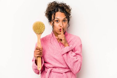 Beyaz arka planda izole edilmiş sırt kaşıyıcı tutan genç İspanyol kadın bir sır saklıyor ya da sessizlik istiyor..