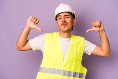 Mor arka planda izole edilmiş genç İspanyol işçi gururlu ve kendinden emin hissediyor, örnek olarak.