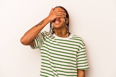 Beyaz arka planda izole edilmiş genç Afro-Amerikalı adam mutlu bir şekilde ellerini başının üstünde tutarak gülüyor. Mutluluk kavramı.