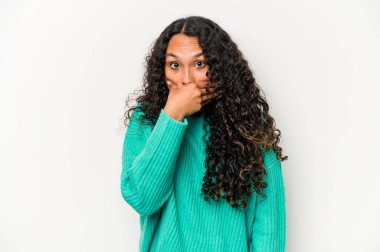 Beyaz arka planda izole edilmiş genç İspanyol kadın elleri endişeli bir şekilde ağzı örtüyor..