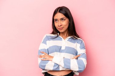 Pembe arka planda izole edilmiş genç İspanyol kadın tekrarlanan bir görevden yoruldu..