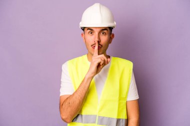 Mor arka planda izole edilmiş genç bir İspanyol işçi ya sır saklıyor ya da sessizlik istiyor..