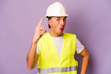 Genç İspanyol işçi, mor arka planda izole edilmiş bir şekilde bir fikri, ilham konsepti var..