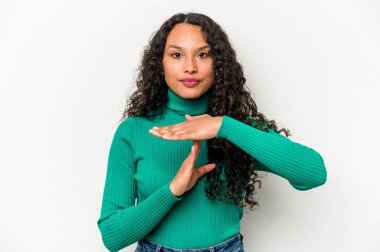 Beyaz arka planda izole edilmiş genç İspanyol kadın bir mola hareketi gösteriyor..