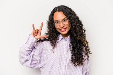 Beyaz arka planda izole edilmiş genç İspanyol kadın boynuzlarını devrim konsepti olarak gösteriyor..