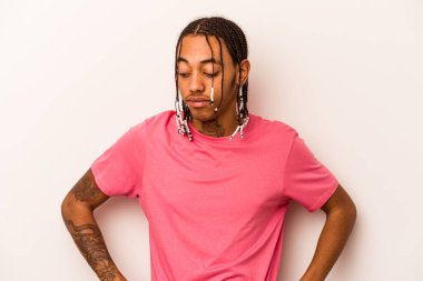 Genç Afrikalı Amerikalı adam beyaz arka planda izole edilmiş hedeflerine ve amaçlarına ulaşma hayali kuruyor.