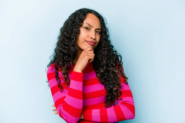 Ung Latinamerikansk Kvinna Isolerad Blå Bakgrund Tänker Och Tittar Upp — Stockfoto