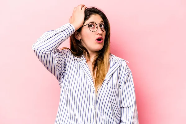 Jovem Mulher Caucasiana Isolado Fundo Rosa Sendo Chocado Ela Lembrou — Fotografia de Stock